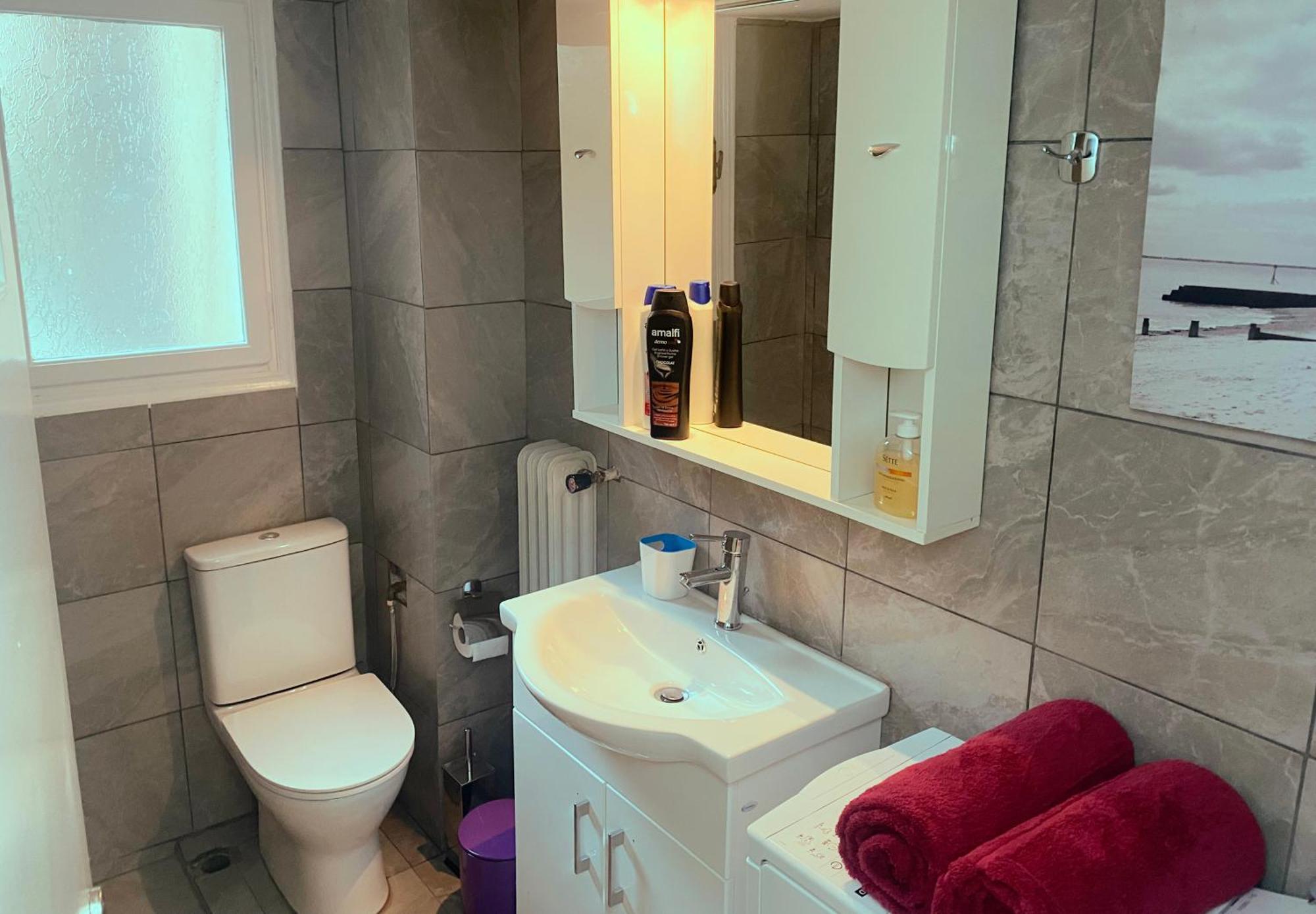 Spacious 2 Bedroom Downtown - Explore Center By Foot Apartment *